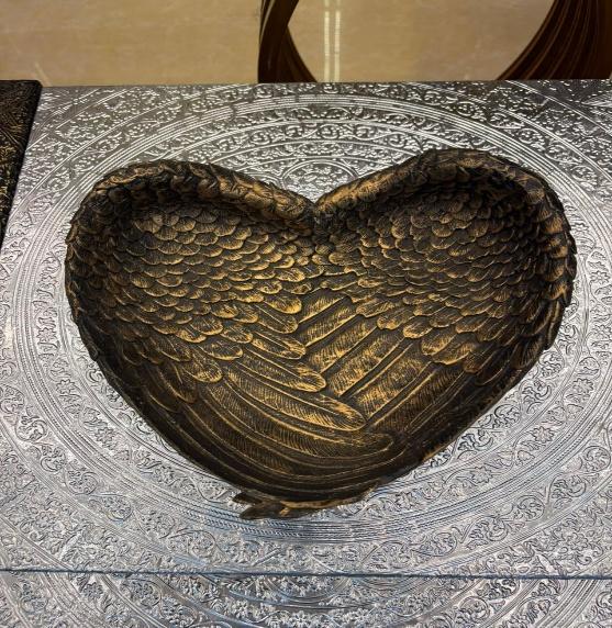 Heart shaped wing tray